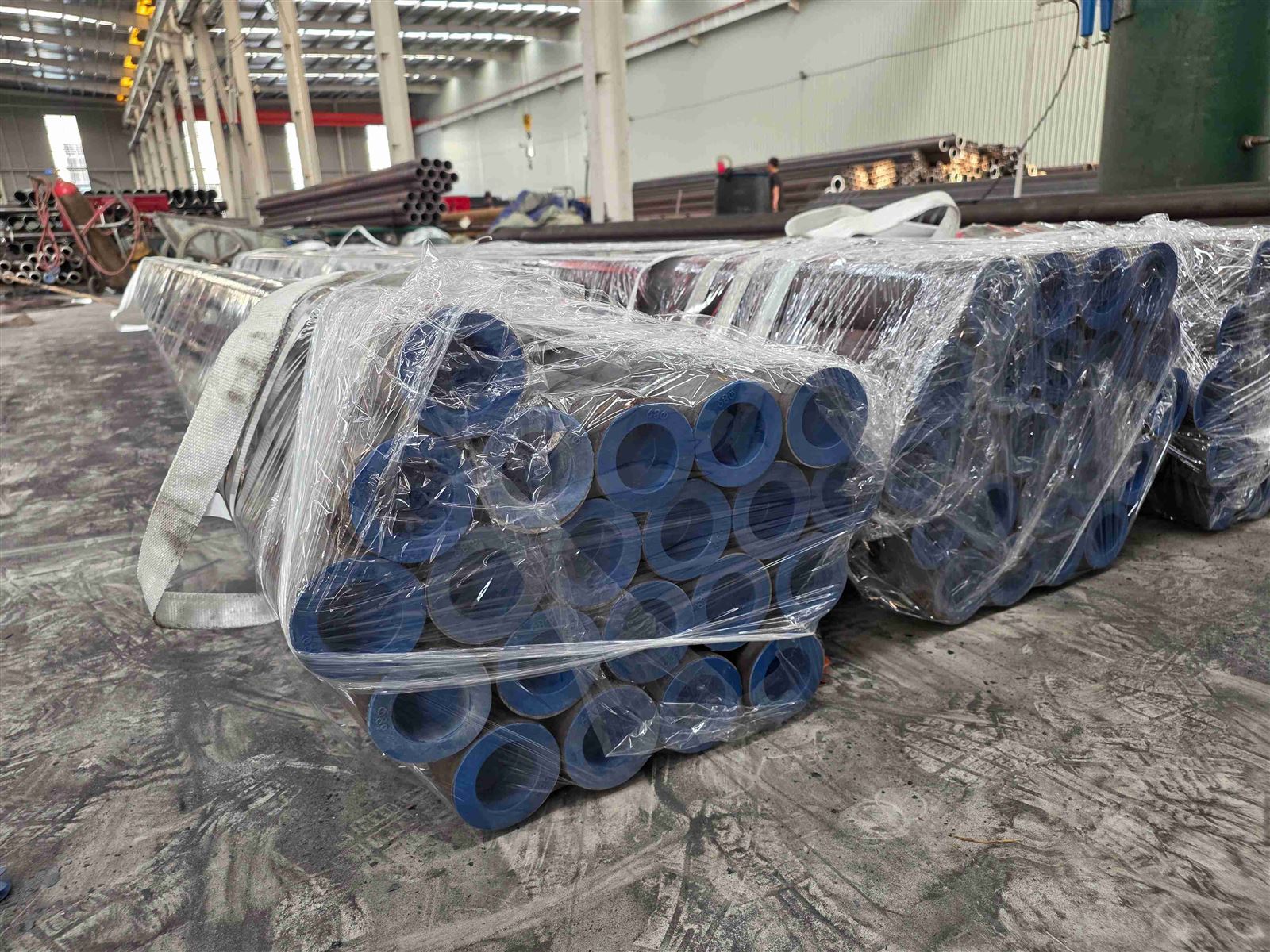 Packaging of galvanized pipes Packaging of galvanized pipes